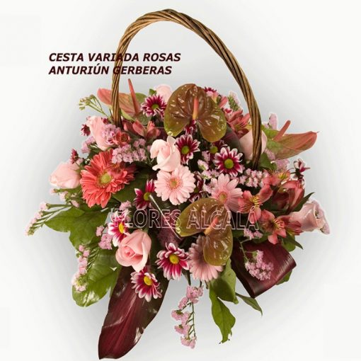 Cesta de Flores Variada con Anthurium y Flores variadas y verdes de temporada