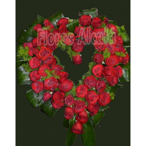 Corazón de Rosas Rojas  con verdes Ornamentales de Temporada